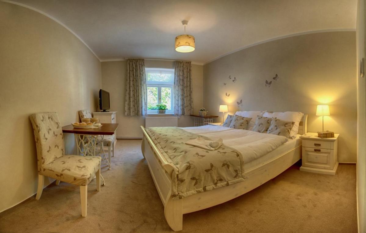Hotel Pansky Dum ノヴェー・ムニェスト・ナ・モラヴィエ エクステリア 写真